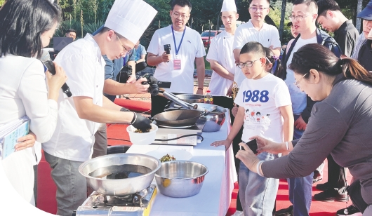 海阳摔面、鲅鱼饺子、海肠捞饭……赛场外飘香烟台味