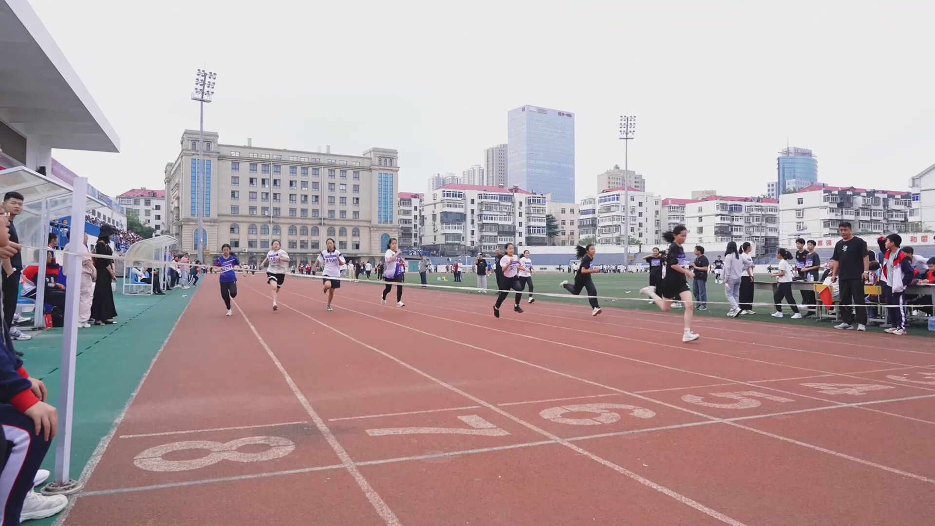 运动赋能正少年 五育融合向未来——烟台芝罘中学教育集团举办2025年秋季田径运动会