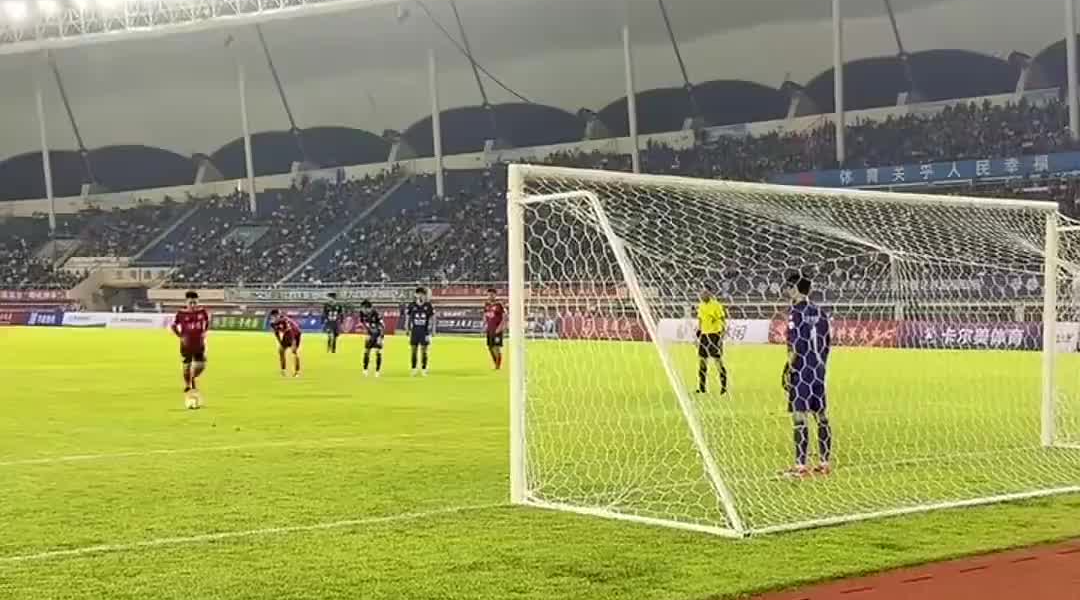 点球！2:0！下半场，烟台队10号徐君罚进点球
