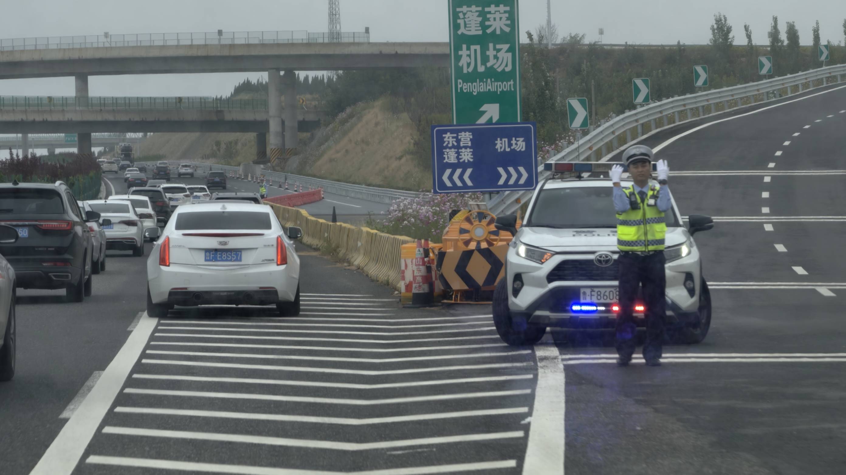 烟台高速交警全员上岗保障高速道路通行