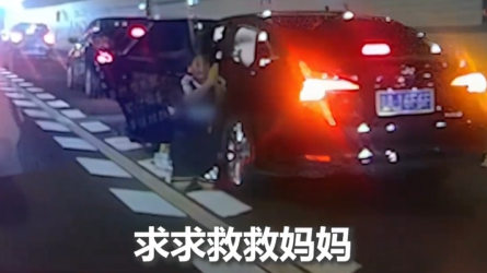 10岁男孩，在隧道里跪地拦车救母。这一跪比黄金还重！