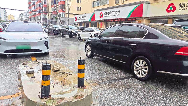 路墩盘踞路中“咬”车绊人 市民：位置太突兀