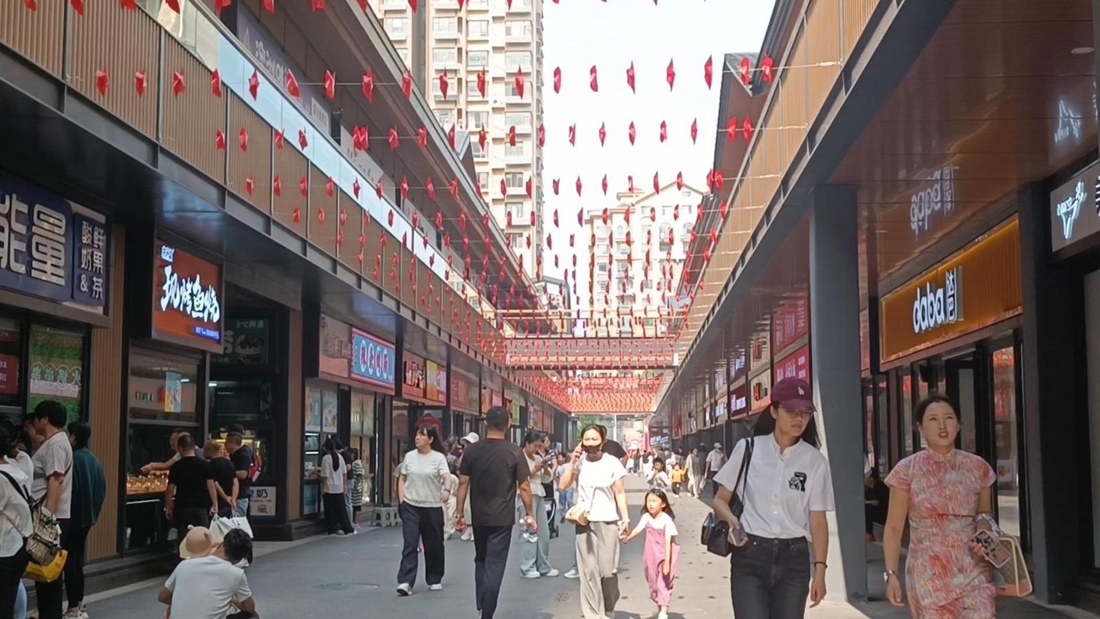 客流涨七成，新都汇步行街人气旺