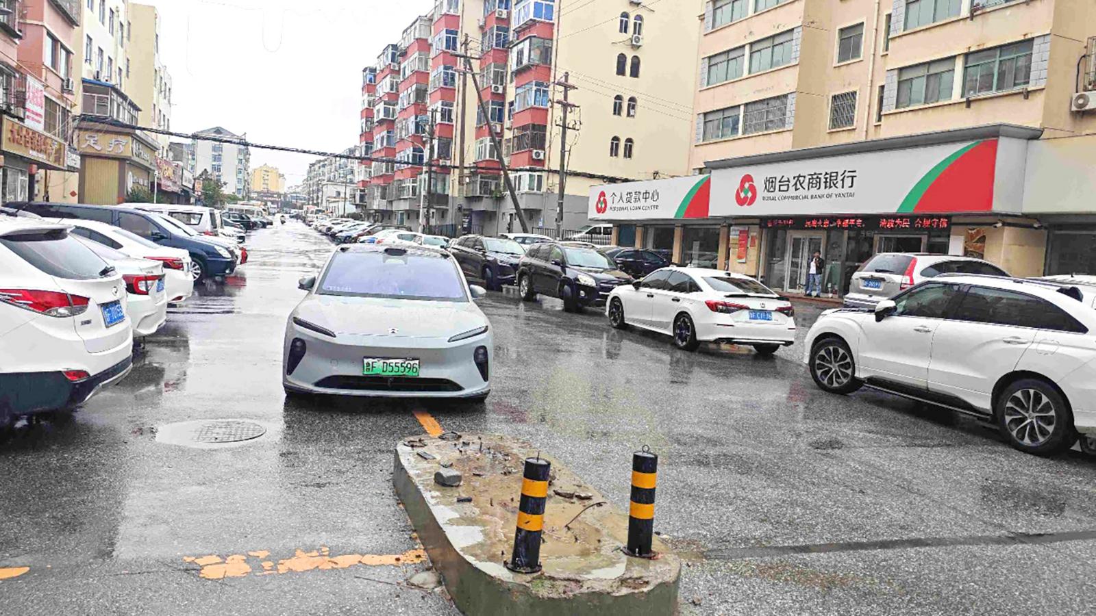 “咬”车绊人路墩拆了 附近居民和车主：终于可以安心通行