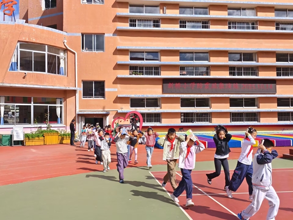 新桥小学开展防震避险疏散演练