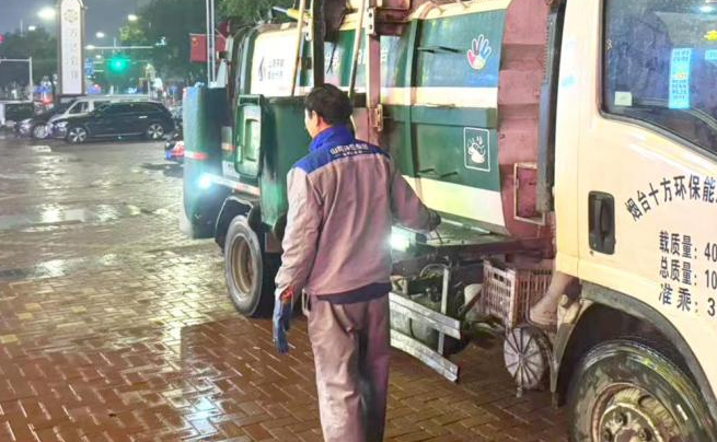 秋雨连绵，城市美容师守护港城颜值