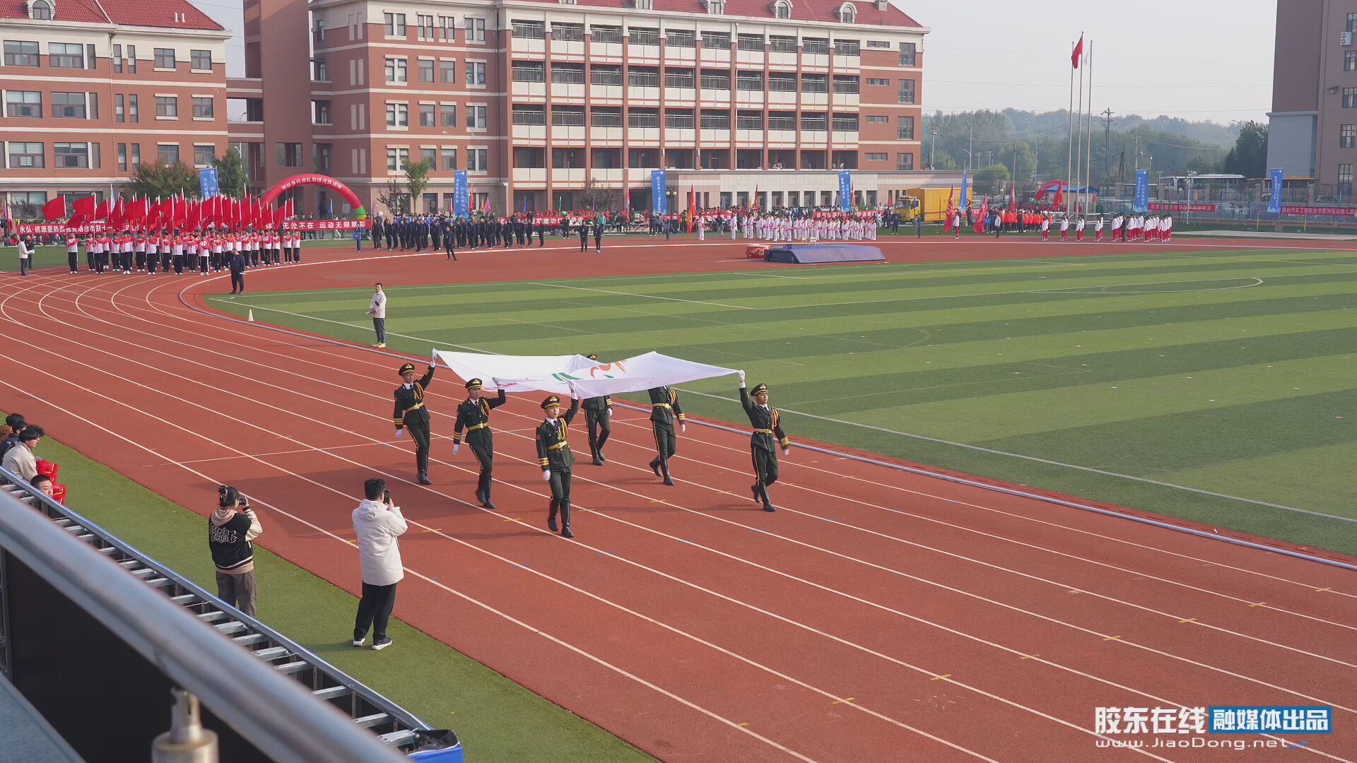 港城烟台，激情飞扬。烟台市第十一届运动会隆重开幕！