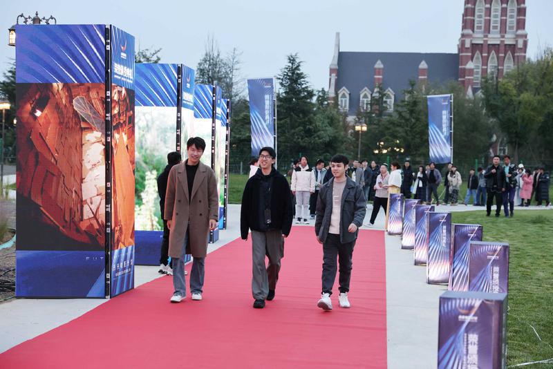 首届“未来电影计划·香岛湾全国大学生短片季”荣誉颁授典礼在烟台隆重举行