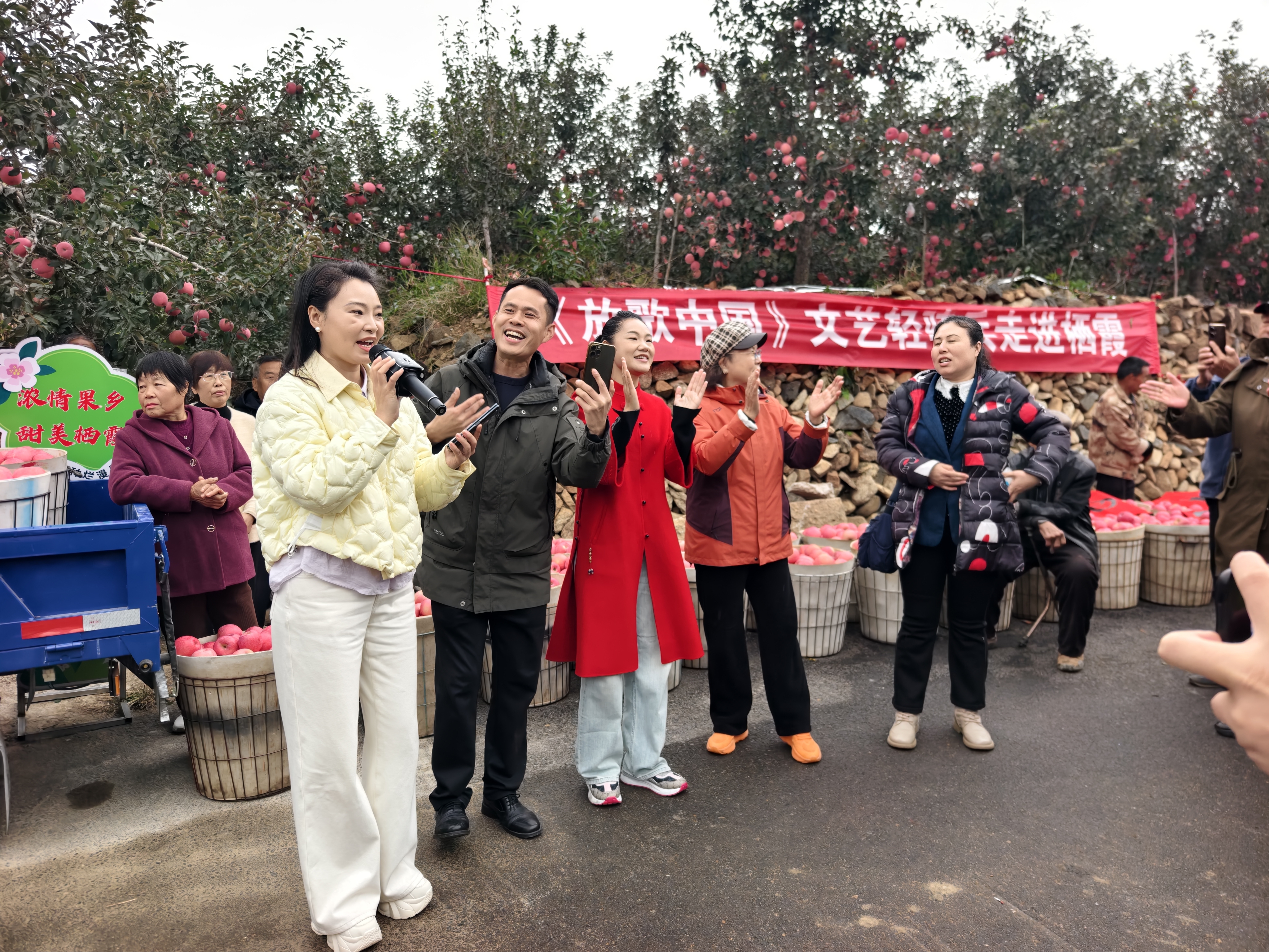 《放歌中国》文艺轻骑兵走进栖霞肖家夼村