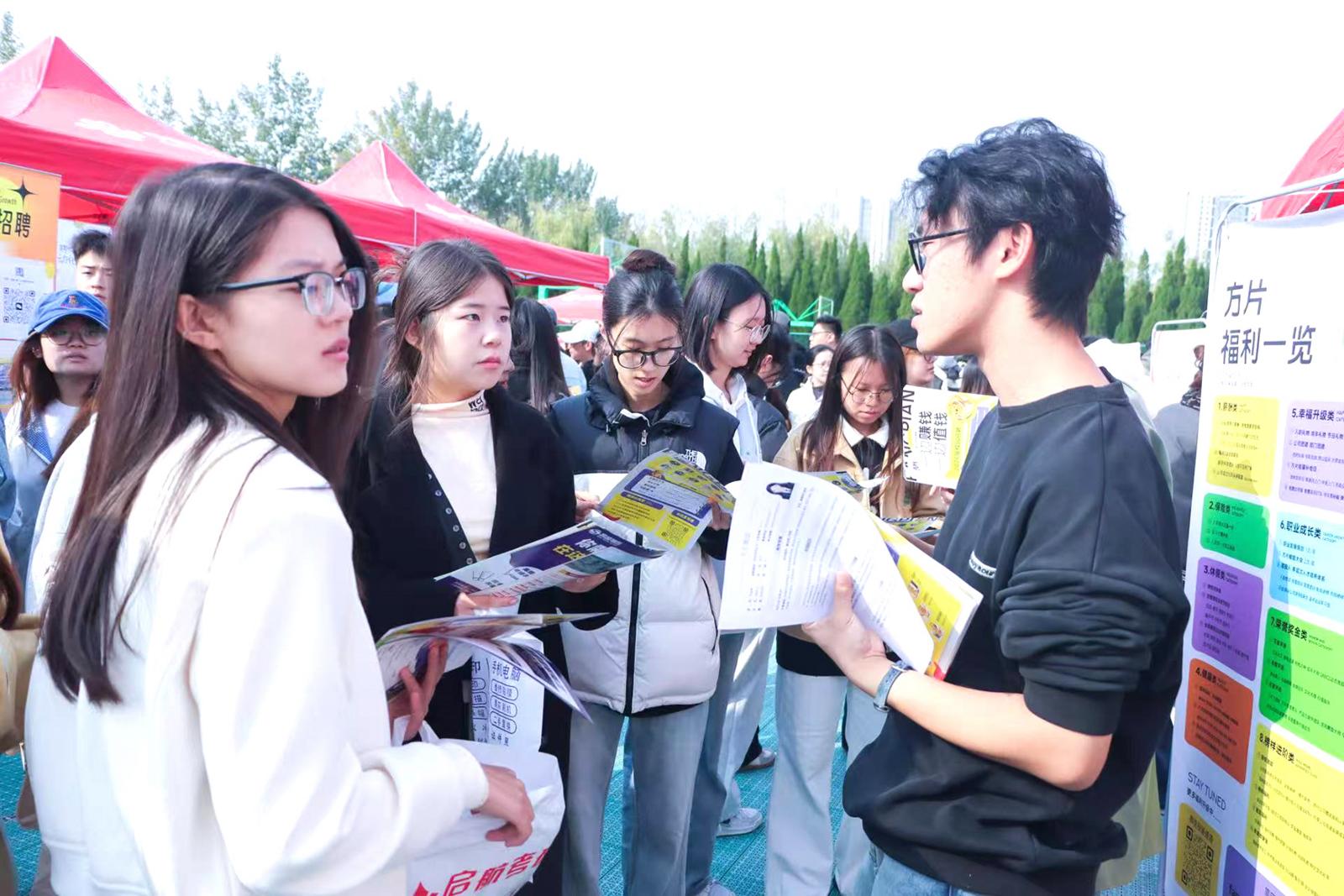 1.2万个岗位进高校 吸引6000名毕业生