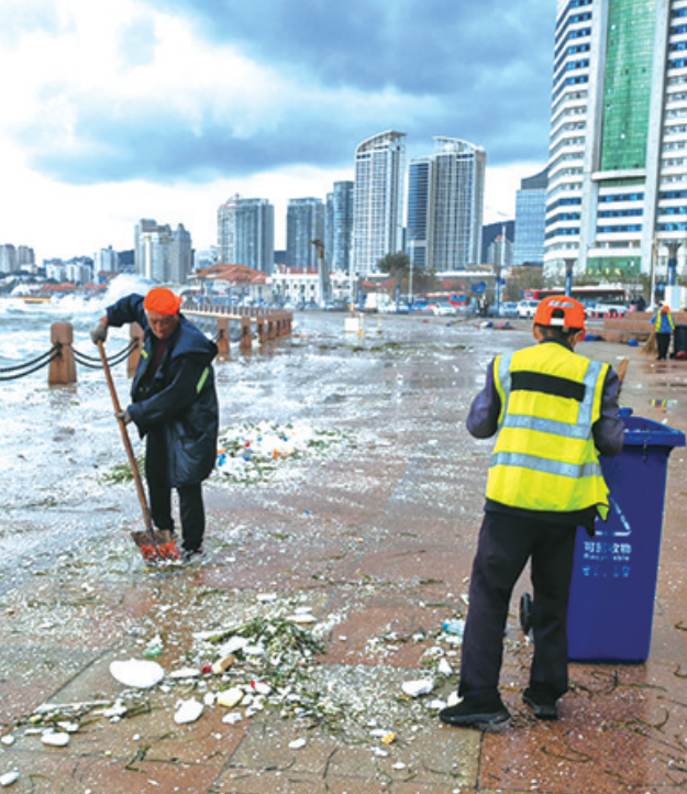巨浪损坏滨海广场设施 市数字化城市管理服务中心组织人员恢复