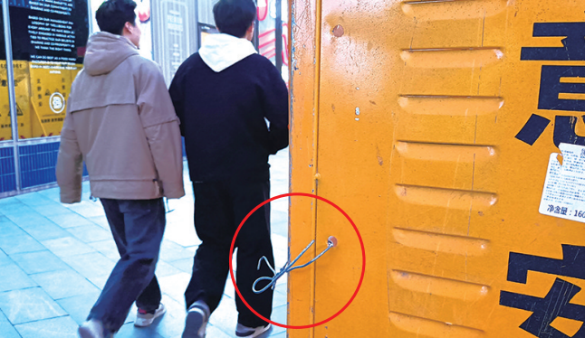 尖锐铁丝头容易刮着人 万达广场物业：将安排人员尽快处理