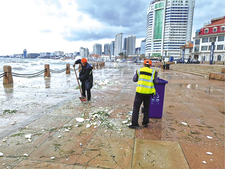 巨浪损坏滨海广场设施 市数字化城市管理服务中心组织人员恢复