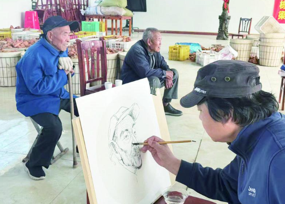 笔墨传情暖重阳 烟台画家为海阳高龄老人画像送福