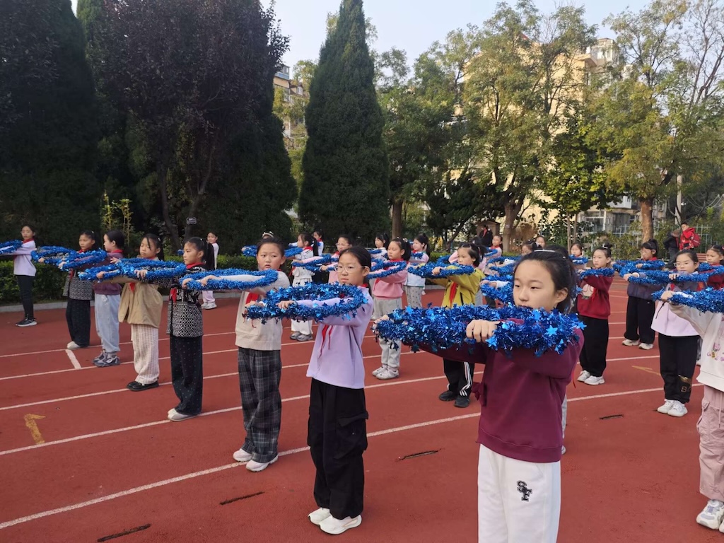 奇山小学花环队闪耀芝罘区运动会，用青春舞姿点亮绿茵赛场