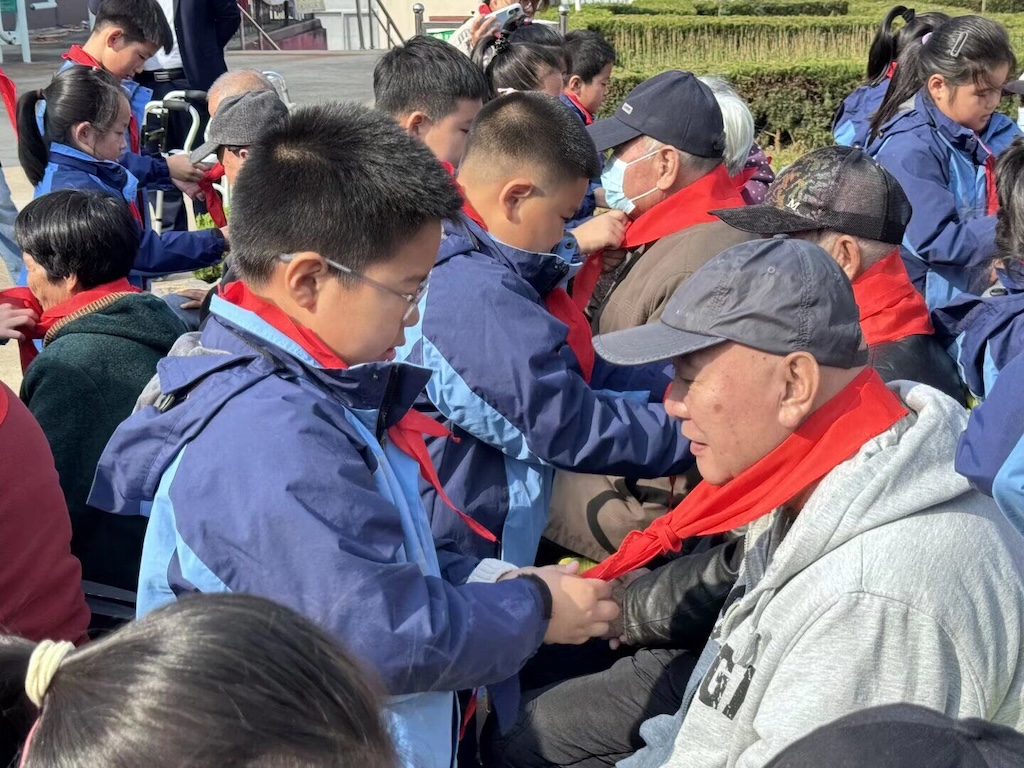 莱山区第五小学开展重阳节敬老活动