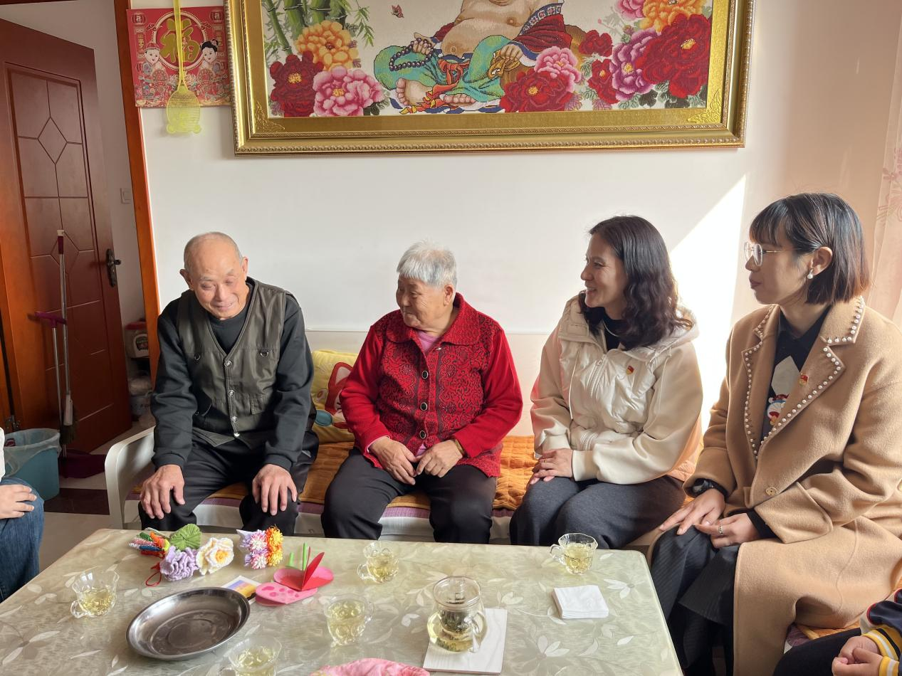 情暖重阳 老幼同乐——烟台市莱山区万光小学走进社区传递敬老温情