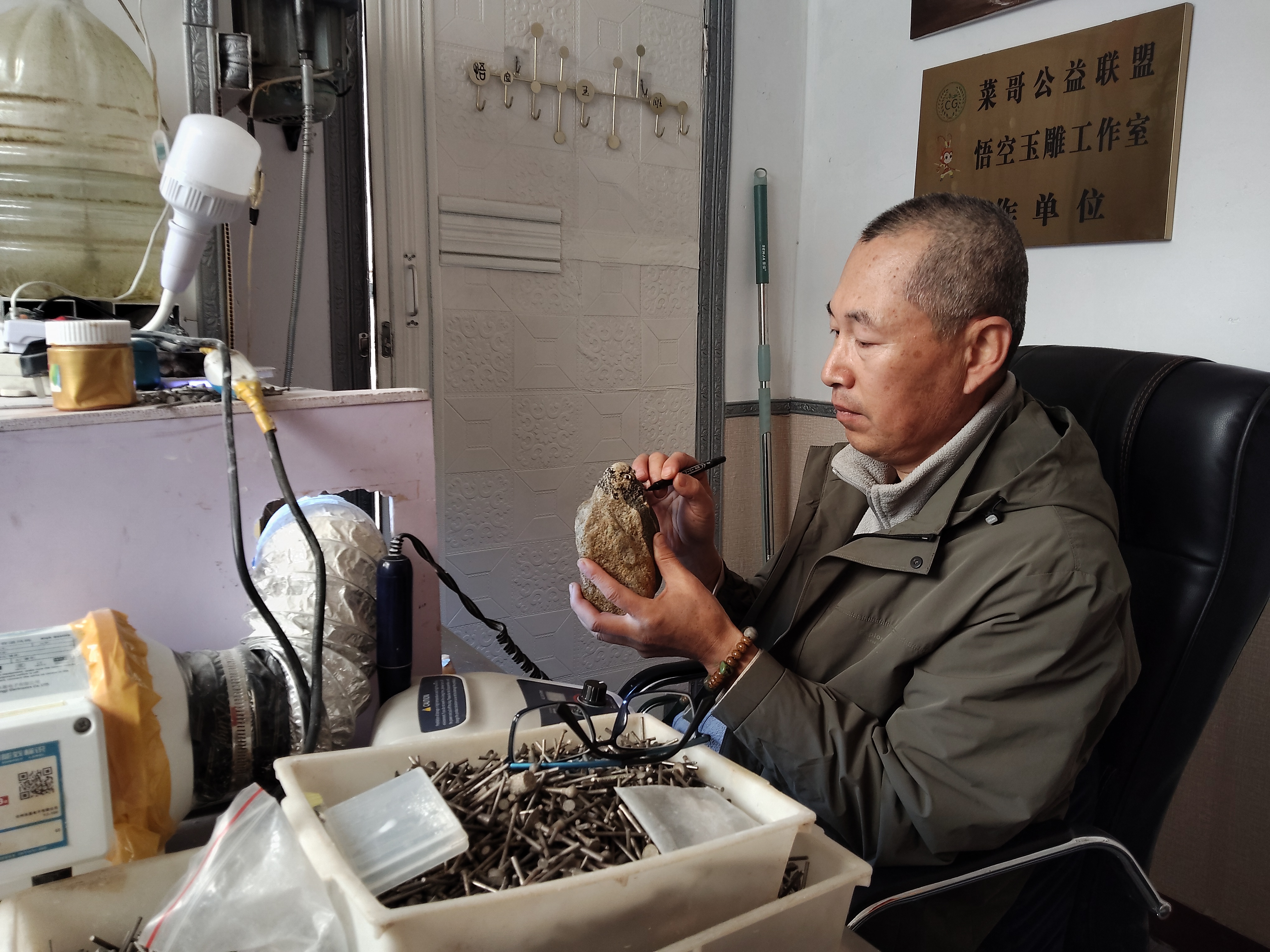 玉雕匠人宫健：刀锋写意 善行暖心