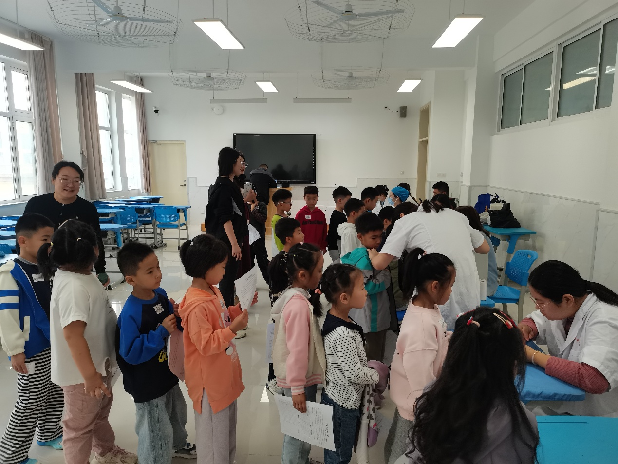 烟台大学附属小学石明校区开展“体检进校园”活动