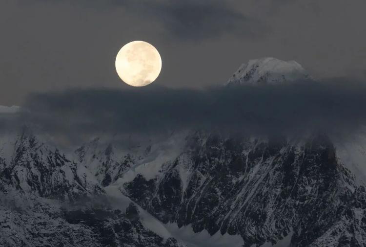 别错过！“超级月亮”将上线