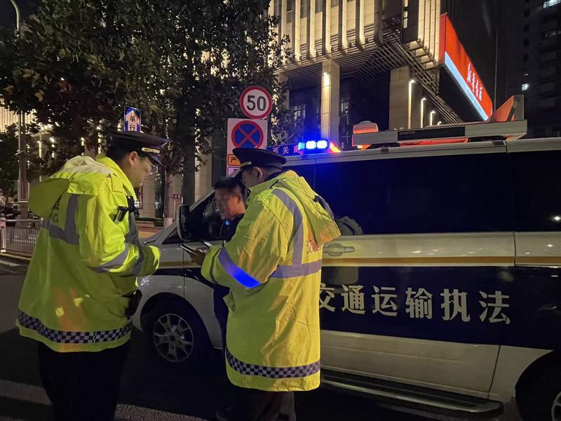 烟台夜查8辆非法网约车，4小时专项行动严打四类非法营运行为