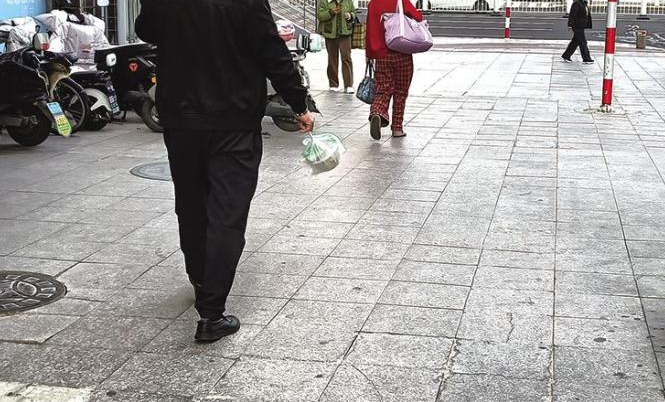 四德街人行道板修好了 市民：安全隐患消除