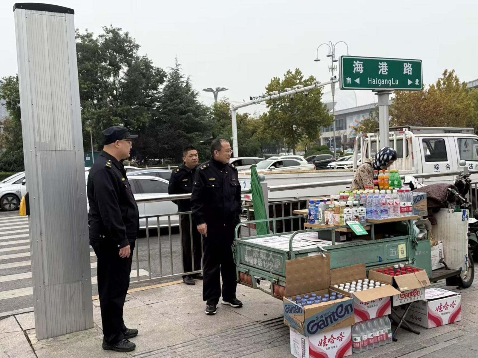 12小时值守 擦亮城市窗口