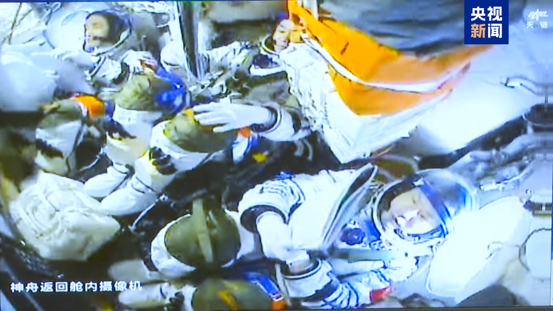 神二十乘组踏上回家之旅！神二十一载人飞船顺利撤离空间站组合体