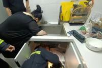 厨房这个地方利如刀片，手不要伸进去！