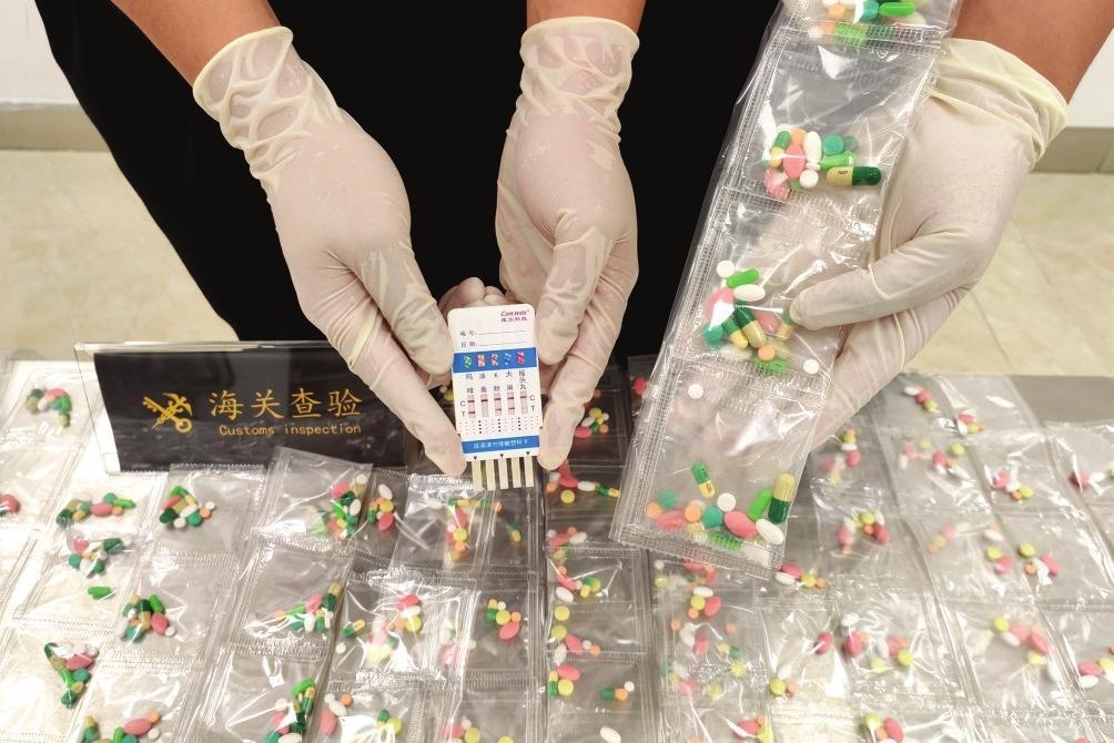 海关查获违规携带进境的“三无”减肥产品1121粒