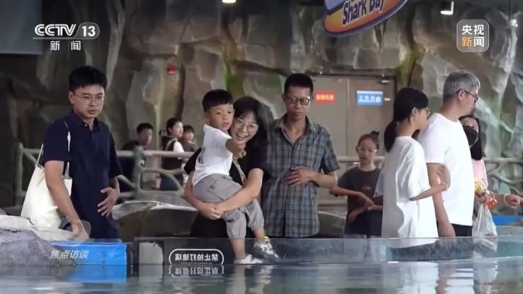 多地推行中小学春秋假，“孩子放假家长不休”怎么办