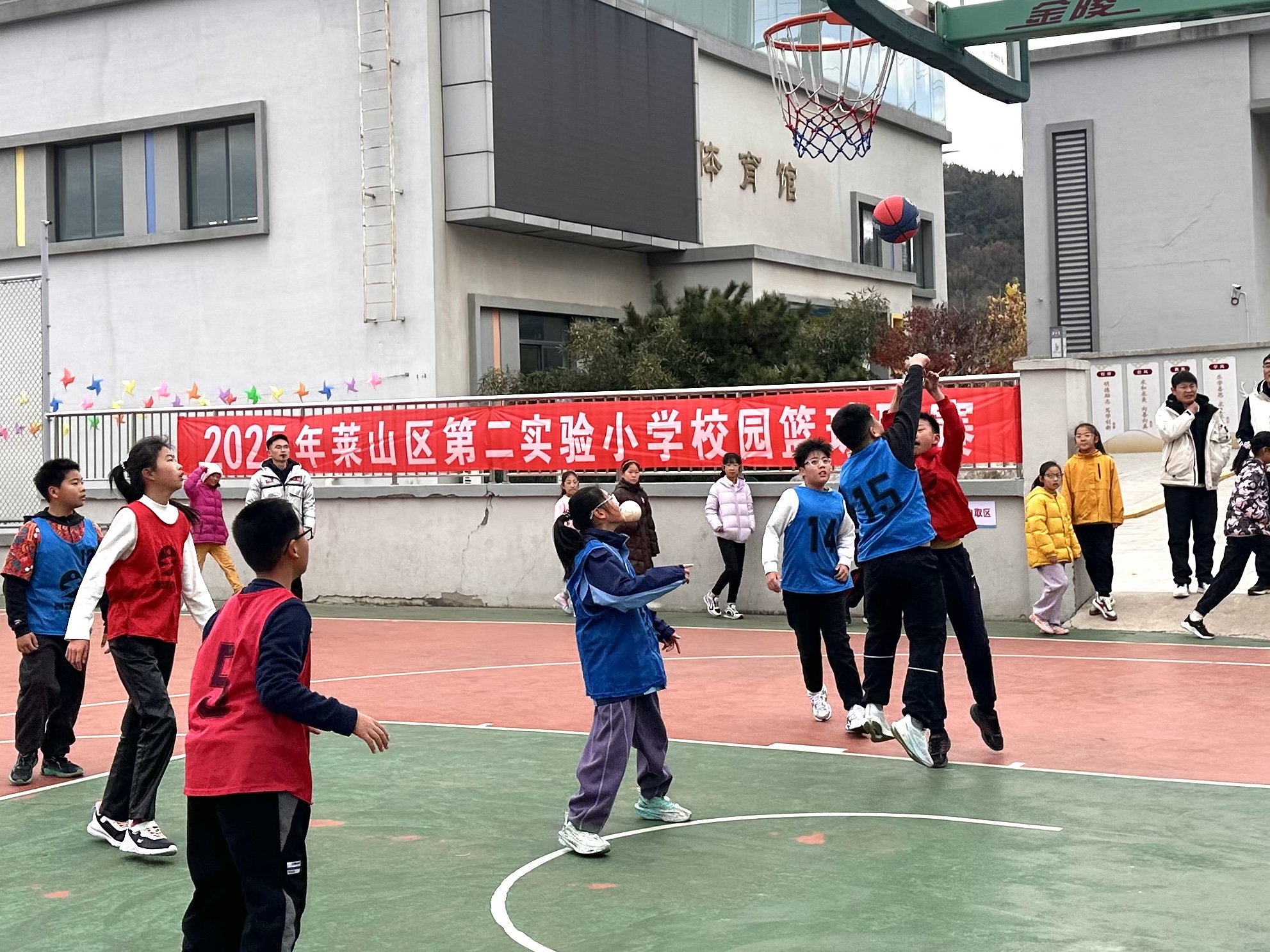 点燃运动激情，凝聚班级力量——莱山区第二实验小学校园篮球联赛火热开幕