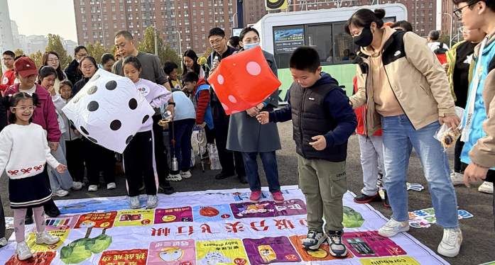 垃圾分类入童心 烟台环湖亲子健步走活动聚焦垃圾分类宣传