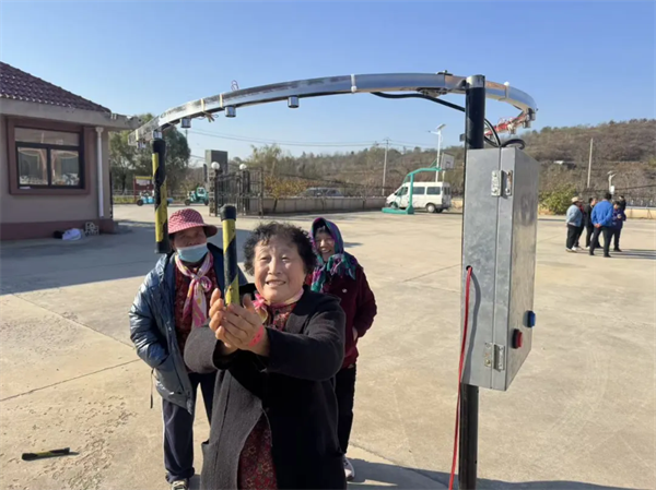 福山区回里镇李家疃村举办社区趣味运动会