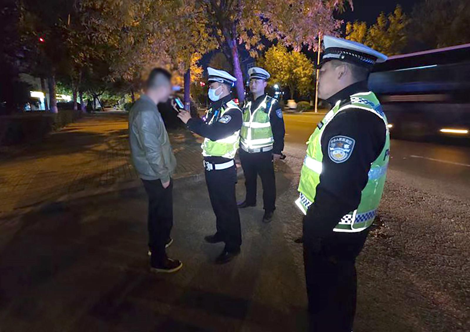 变造“换脸”驾驶证还醉驾 驾驶员被警方刑事拘留