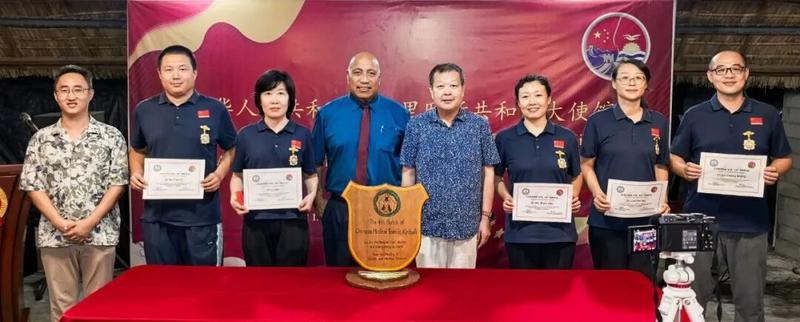烟台医生获授基里巴斯“卫生勋章”