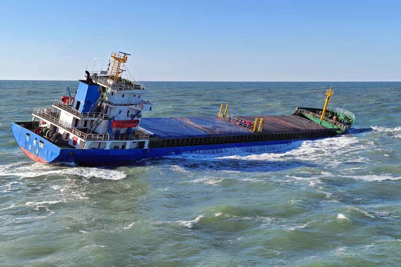 烟台海域，大风浪中货船横倾！船机联动34分钟救助11人