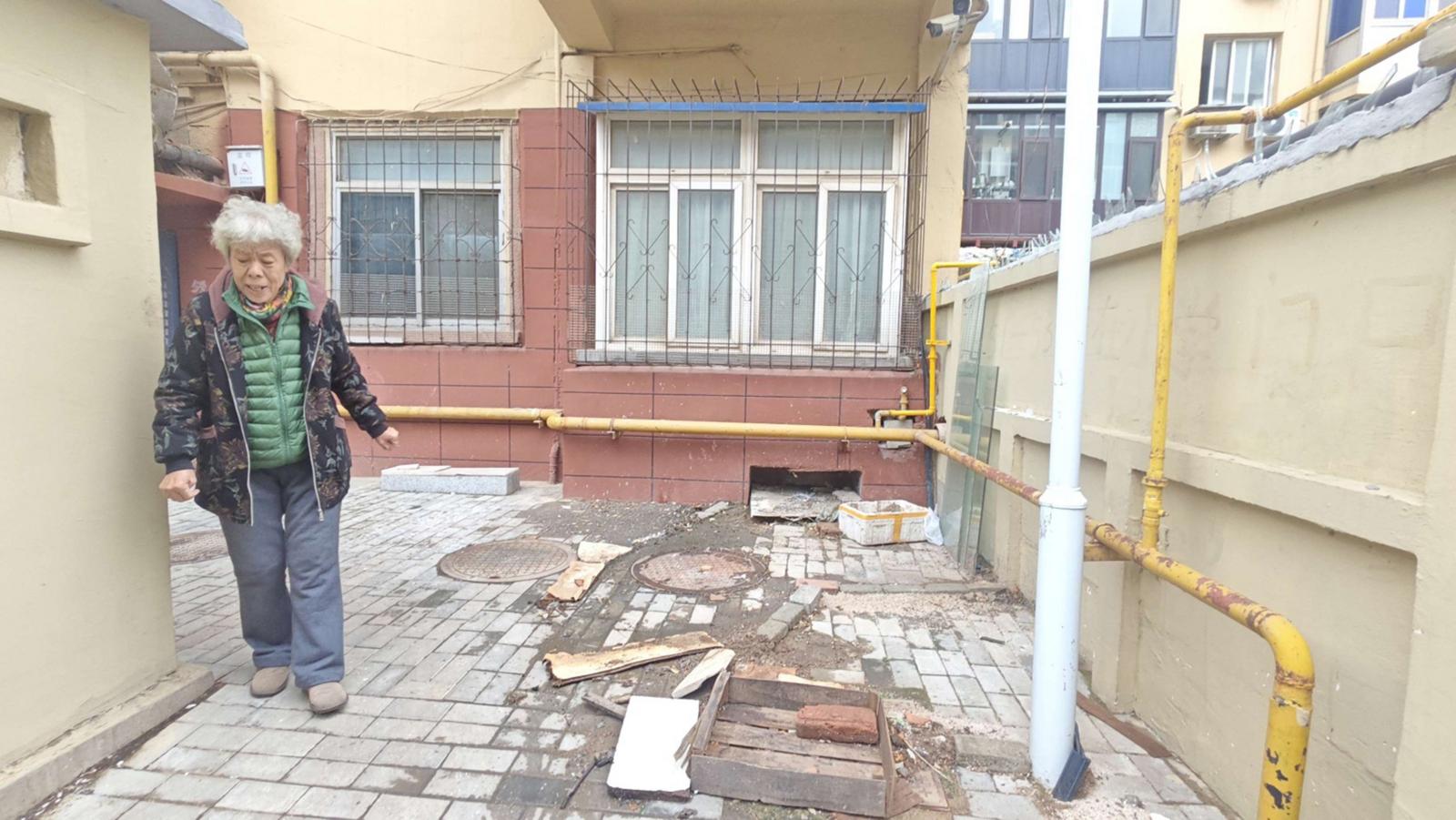 窗外化粪池溢污数月 居民：臭气熏天 街道办事处：尽快解决