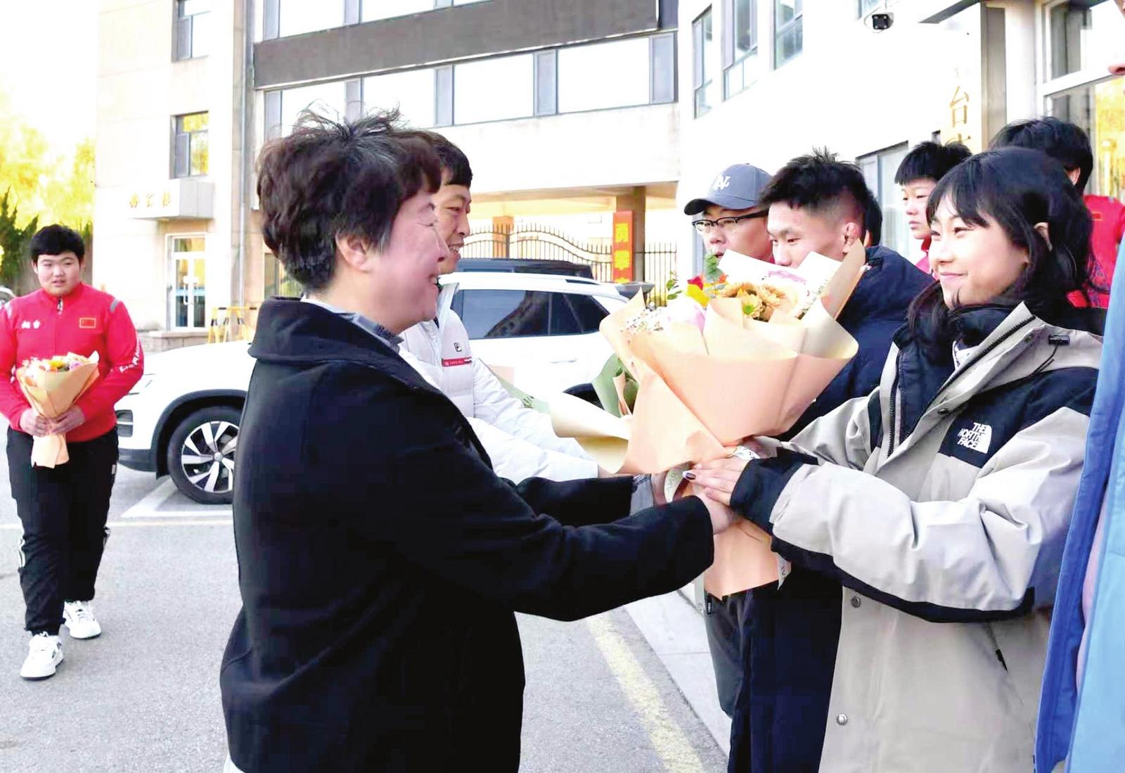 十五运冠军马钰林、刘佳洁昨日回“家”