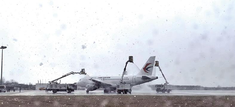 东航烟台基地为所属航班除冰