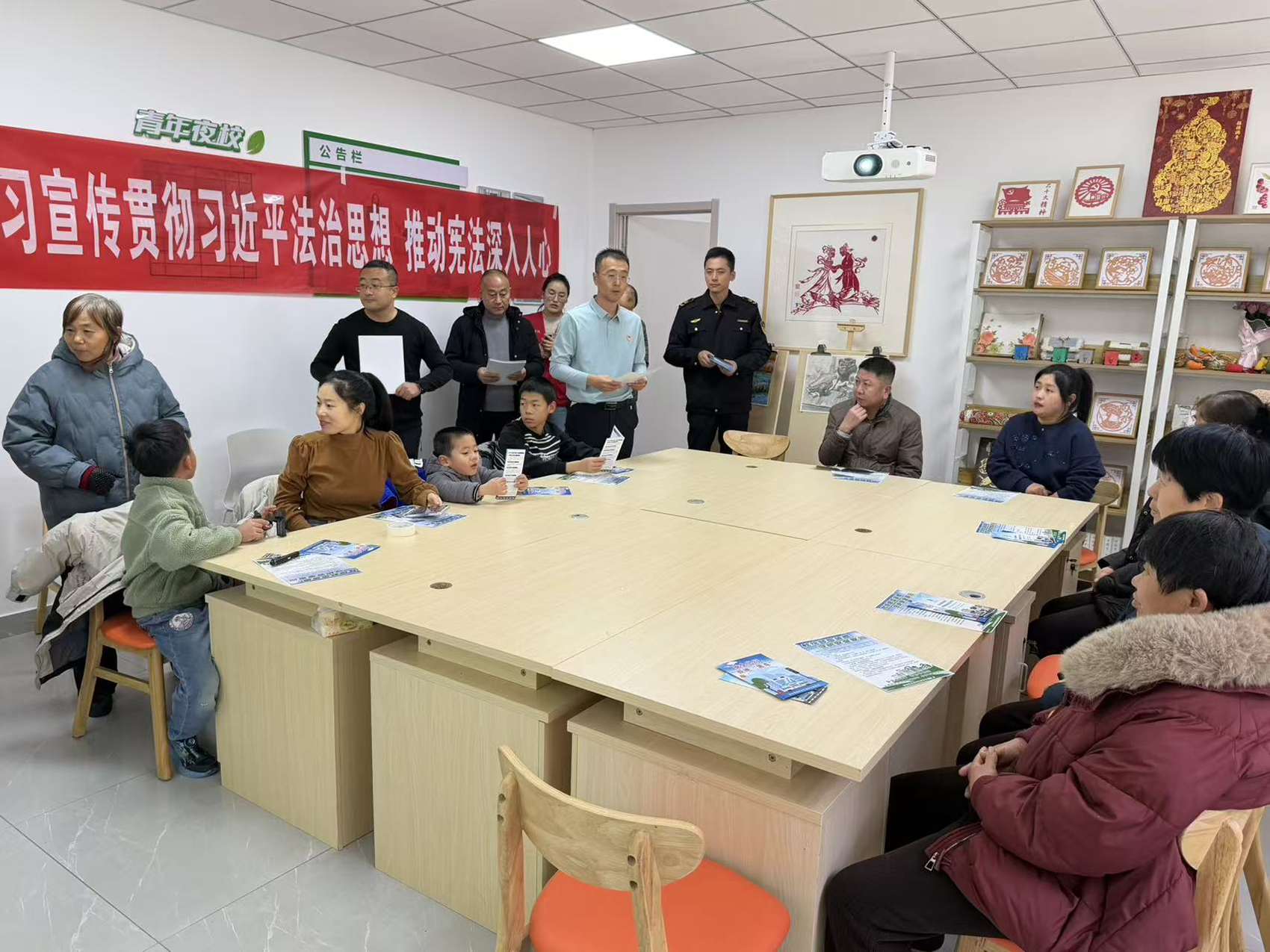 党建引领法治深入 宪法精神浸润社区——烟台黄渤海新区建设交通局开展2025年“宪法宣传周”进社区活动