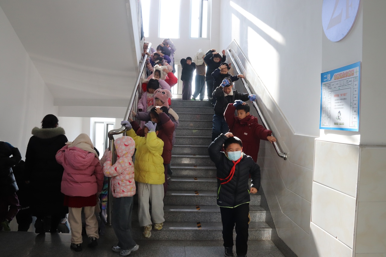 全环境立德树人 | 芝罘区蓁山小学举行地震应急逃生演练