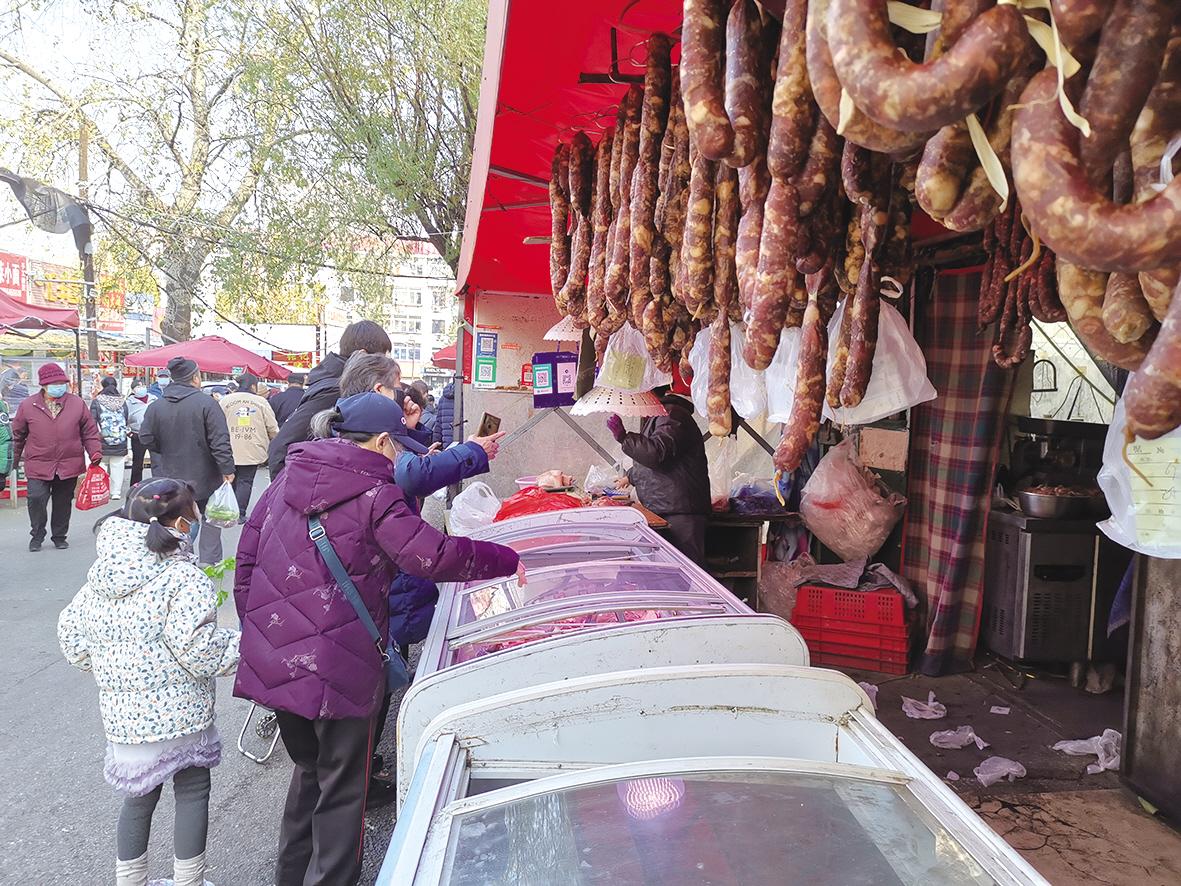灌香肠生意迎寒升温 土猪肉受青睐，手工制作挂满档口