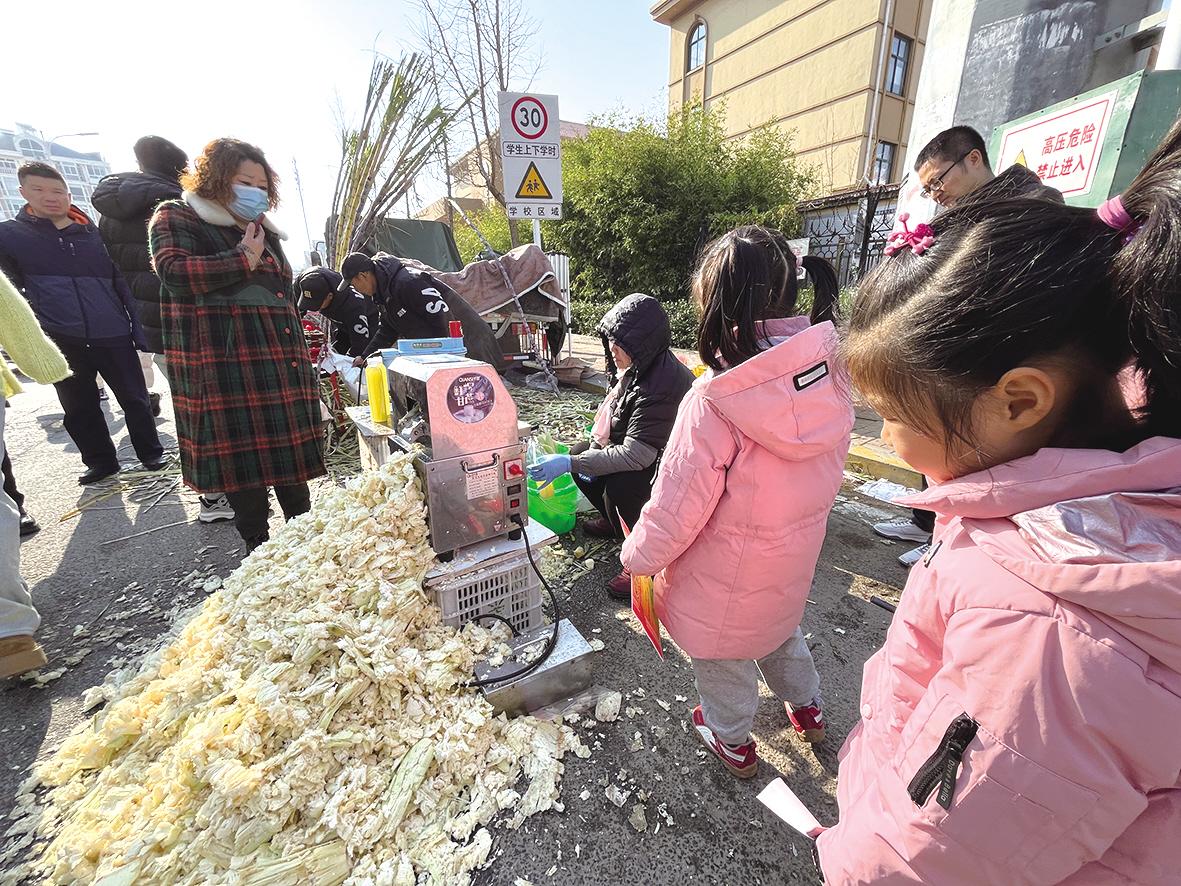 “甜蜜”霸街 甘蔗现削现榨火了