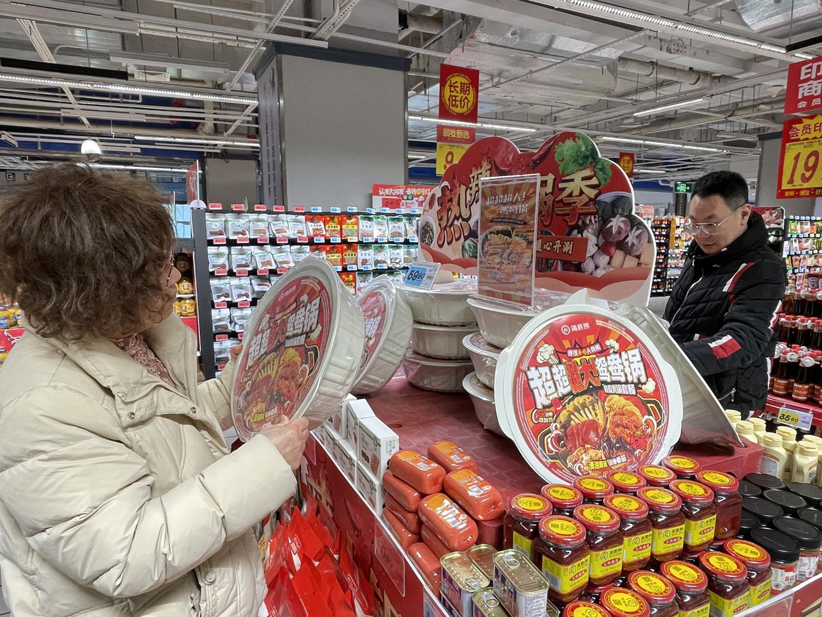 降温催热“火锅经济” 自热大火锅售价约30-40元卖得好