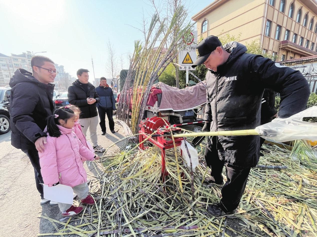 图片新闻|“甜蜜”霸街！甘蔗现削现榨火了