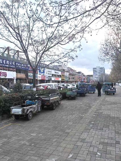 华山路人行道停满车辆 相关部门：已经整改