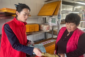 党建红赋能乡村振兴 烟台农商银行福山区回里支行党支部赶集送暖惠民生