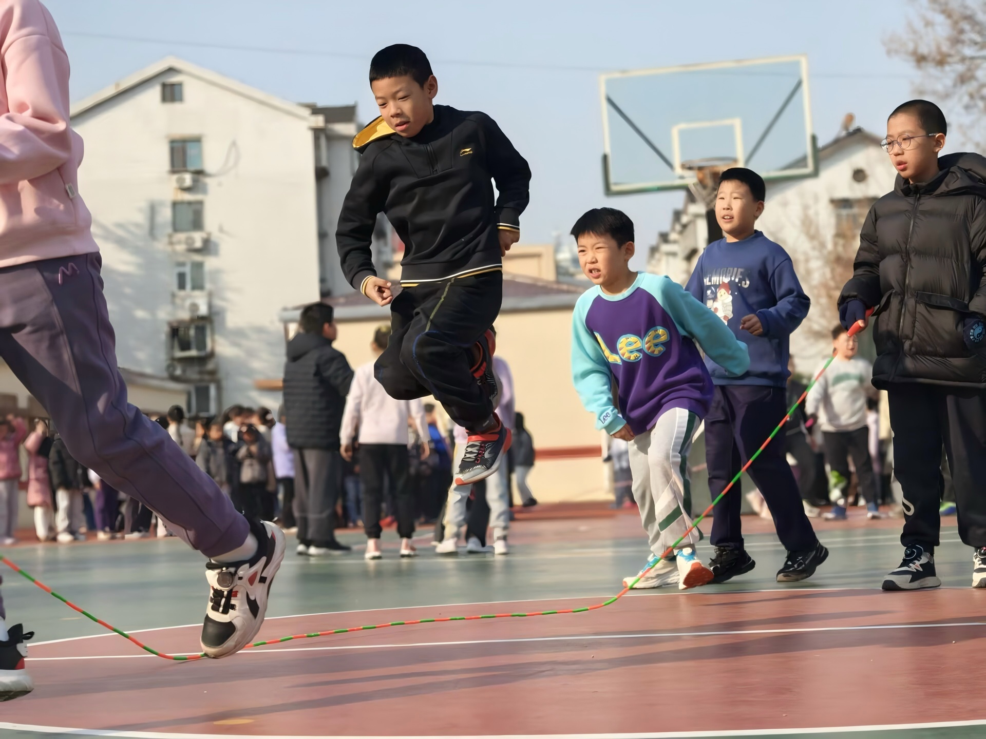 芝罘区葡萄山小学举行跳绳挑战赛