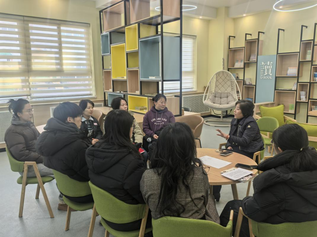 芝罘区惠安小学开展“青研”读书交流会